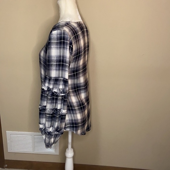 Jane and Delancey long ruffled sleeve Top - Picture 4 of 11